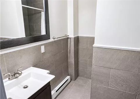 Bath - 413 Buchanan St, Bethlehem, PA 18015 photo 3 of 4