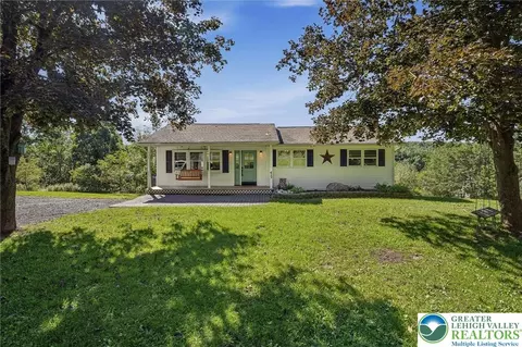 413 Stony Brook Dr, Stroudsburg, PA 18360