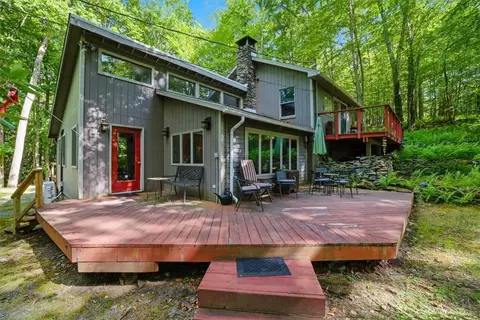178 Westcolang Rd, Lackawaxen, PA 18435