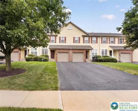 8141 Cross Creek Cir, Breinigsville, PA 18031