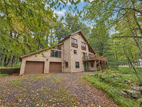 107 Lake Dr W, Clifton Twp, PA 18424