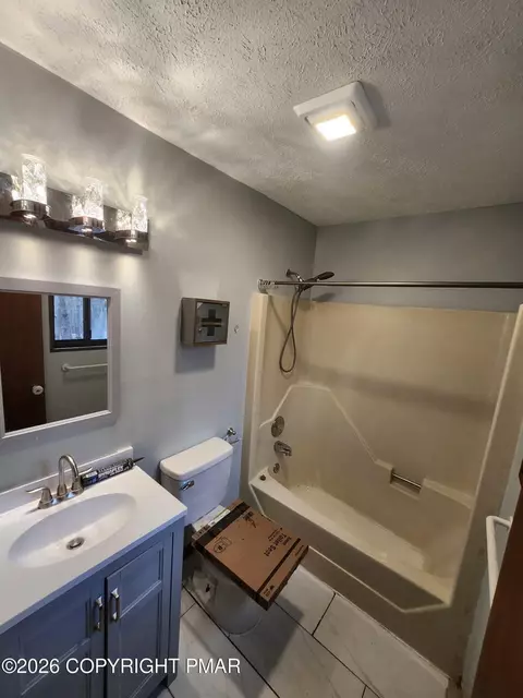 11 Hilltop Cir, East Stroudsburg, PA 18302