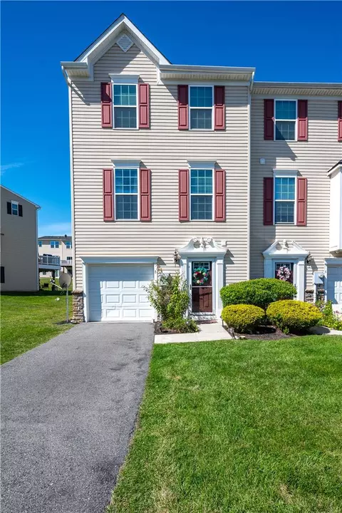 8 Yellow Rose Ln, Palmer Township, PA 18045