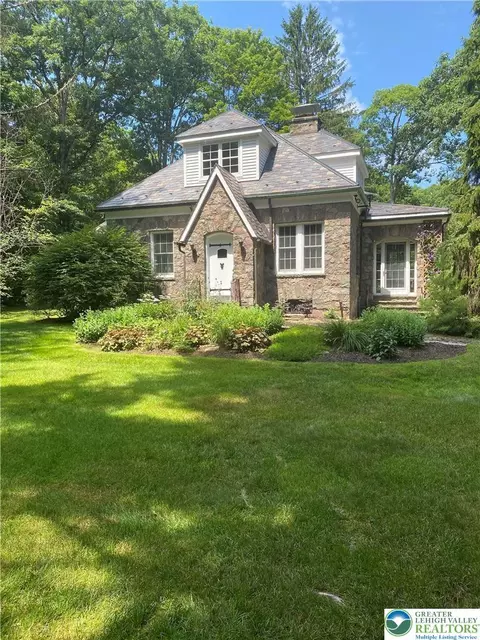 163 Goose Pond Rd, Skytop, PA 18357