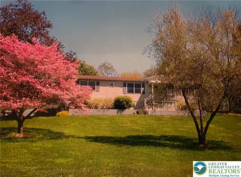 475 Sunrise Blvd, Mount Bethel, PA 18343