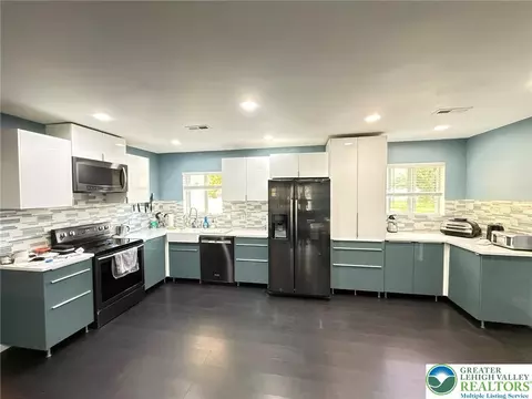 Kitchen - 103 Dunchurch Dr, Saw Creek, PA 18324 photo 1 of 1