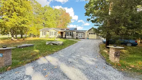 Exterior - 103 Dunchurch Dr, Saw Creek, PA 18324 photo 1 of 18