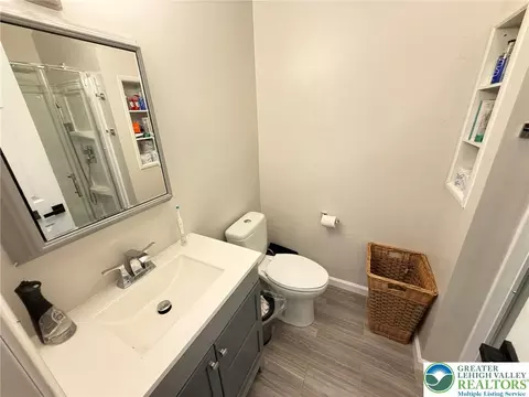 Bath - 103 Dunchurch Dr, Saw Creek, PA 18324 photo 2 of 3