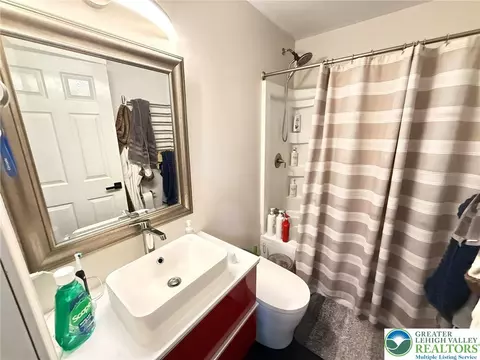 Bath - 103 Dunchurch Dr, Saw Creek, PA 18324 photo 1 of 3