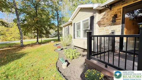 Exterior - 103 Dunchurch Dr, Saw Creek, PA 18324 photo 8 of 18