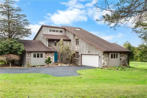 377 Farmhouse Ln, Wind Gap, PA 18091