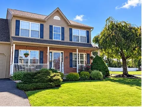 2790 Pond Dr, Easton, PA 18040