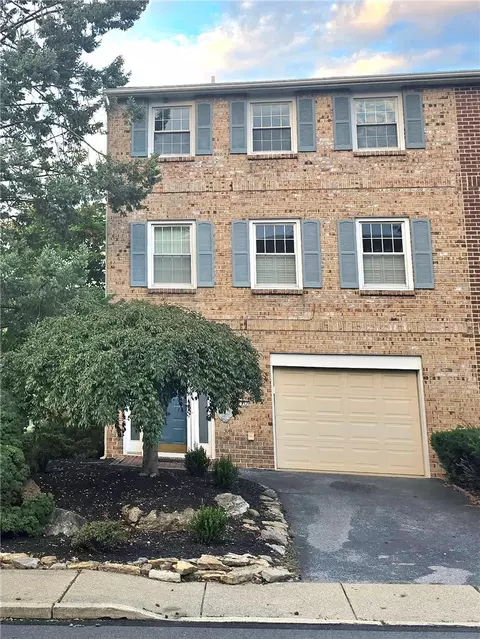 977 Barnside Ct, Allentown, PA 18103