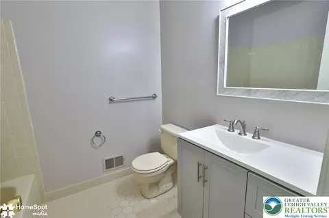 Bath - 1952 Mattis St, Hellertown, PA 18055 photo 1 of 1