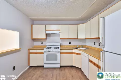 Kitchen - 1952 Mattis St, Hellertown, PA 18055 photo 1 of 2