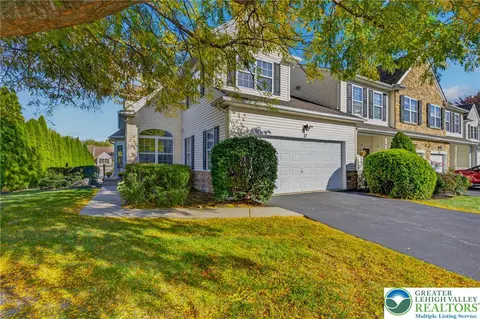 27 Cobblestone Dr, Palmer Township, PA 18045