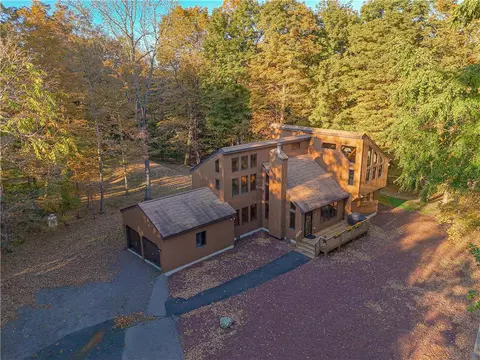 10 Ace Ln, East Stroudsburg, PA 18301