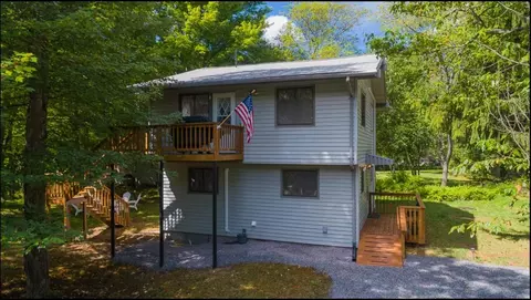 1030 Wyoming Dr, Pocono Lake, PA 18347