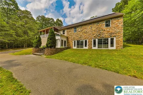 2153 Meadow Lake Rd, Saylorsburg, PA 18353