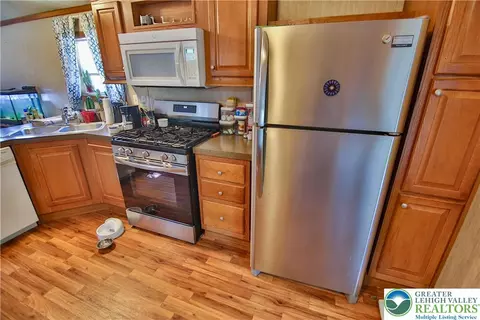 Kitchen - 6 Spruce Cir, Bath, PA 18014 photo 2 of 2
