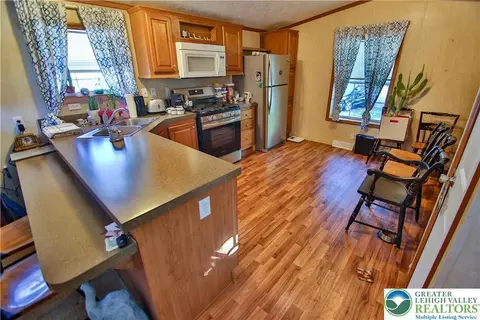 Kitchen - 6 Spruce Cir, Bath, PA 18014 photo 1 of 2