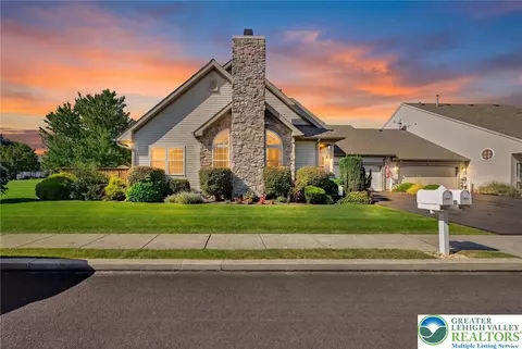 2894 Donegal Dr, Macungie, PA 18062