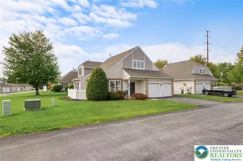 2504 Rolling Green Dr, Macungie, PA 18062