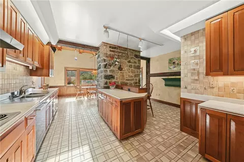 Kitchen - 5371 Landis Mill Rd, Bethlehem, PA 18015 photo 2 of 3