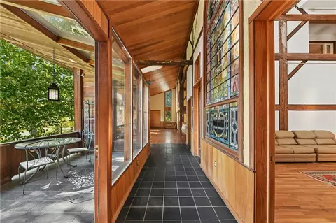 Entry Way - 5371 Landis Mill Rd, Bethlehem, PA 18015 photo 5 of 11