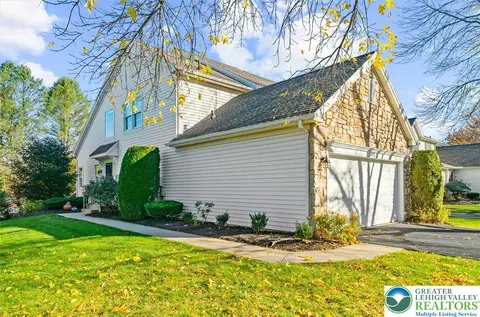 2822 Hope Ridge Dr, Easton, PA 18045