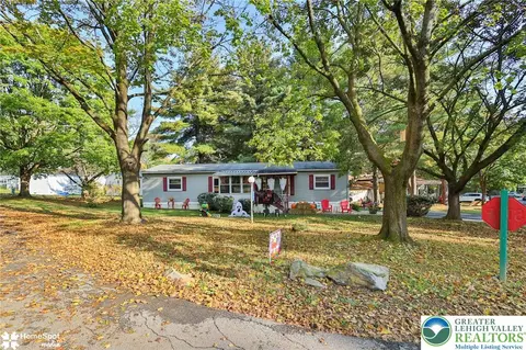 8701 Evergreen Cir, Breinigsville, PA 18031