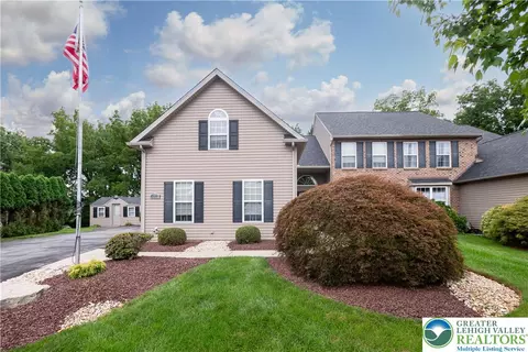 2077 Rolling Meadow Dr, Macungie, PA 18062