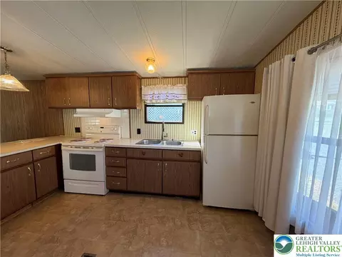 Kitchen - 2707 Levi Dr, Bath, PA 18014 photo 2 of 3