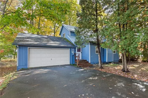 3 Shelly Ln, Mount Pocono, PA 18344