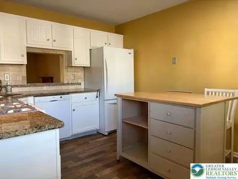 Kitchen - 1938 Pine Ct, Hellertown, PA 18055 photo 2 of 6