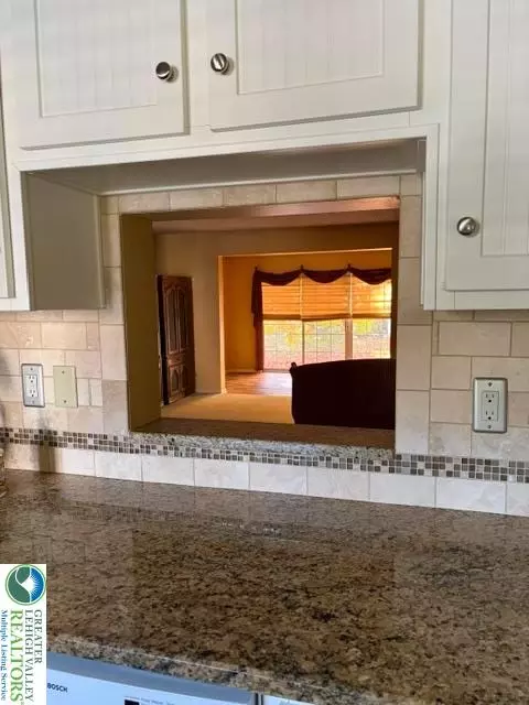 Kitchen - 1938 Pine Ct, Hellertown, PA 18055 photo 5 of 6