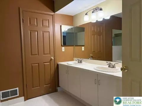 Bath - 1938 Pine Ct, Hellertown, PA 18055 photo 2 of 3