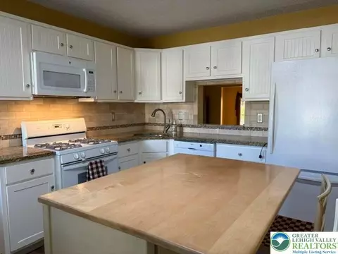 Kitchen - 1938 Pine Ct, Hellertown, PA 18055 photo 1 of 6