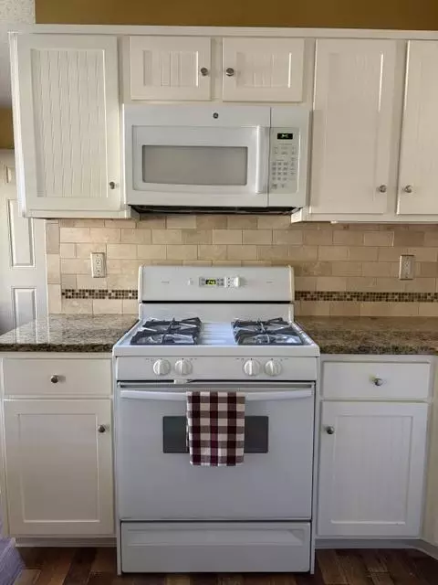 Kitchen - 1938 Pine Ct, Hellertown, PA 18055 photo 3 of 6