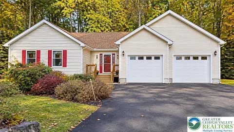 401 Underhill Dr, Tamiment, PA 18371