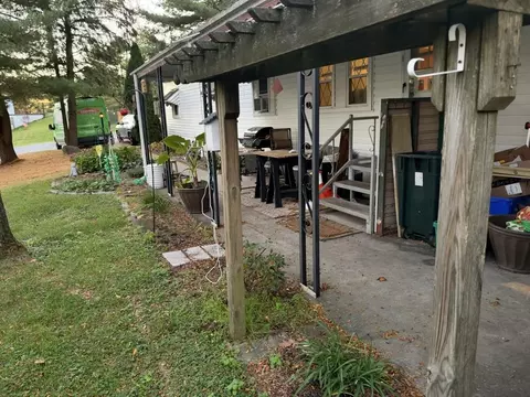 6309 Nisbet Ct, Slatington, PA 18080