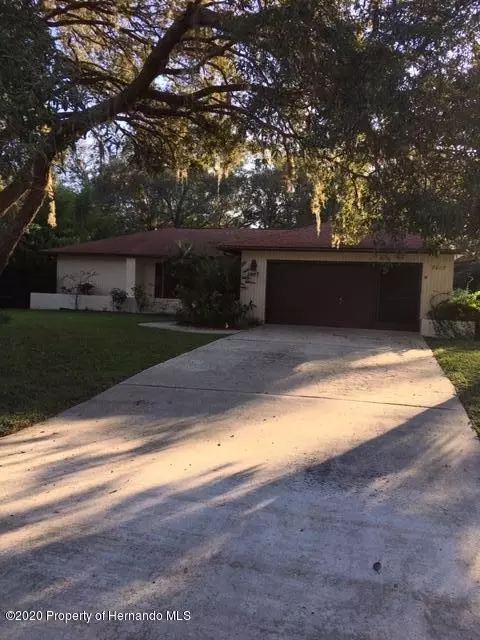 7807 Holiday Dr, Spring Hill, FL 34606 photo 1