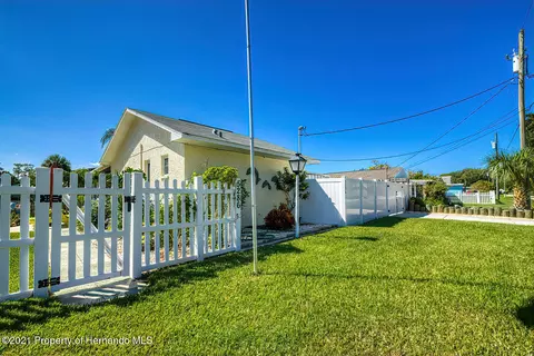5286 Ray Dr, Weeki Wachee, FL 34607 photo 1