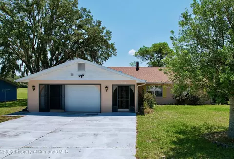 6136 Fairway Dr, Dade City, FL 33523