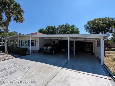 7522 Country Club Dr, Brooksville, FL 34613
