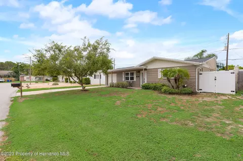 3301 Winder Dr, Holiday, FL 34691