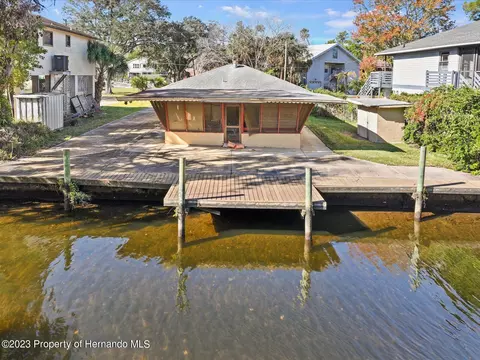 7260 Tropical Dr, Weeki Wachee, FL 34607