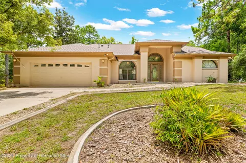 9020 Birmingham Ave, Weeki Wachee, FL 34613