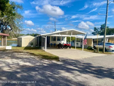 9285 Grizzly Bear Ln, Weeki Wachee, FL 34613
