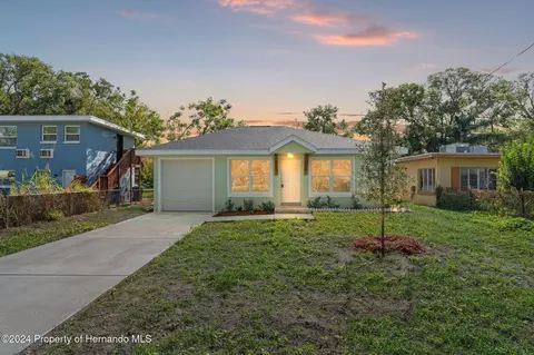 499 Stremma Rd, Largo, FL 33770